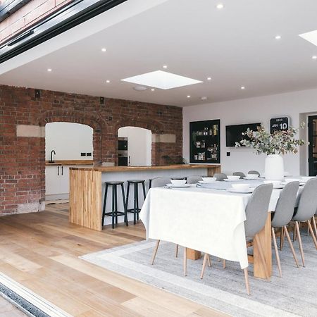 House With A Cinema And Games Room, Sleeps 17 什鲁斯伯里 外观 照片