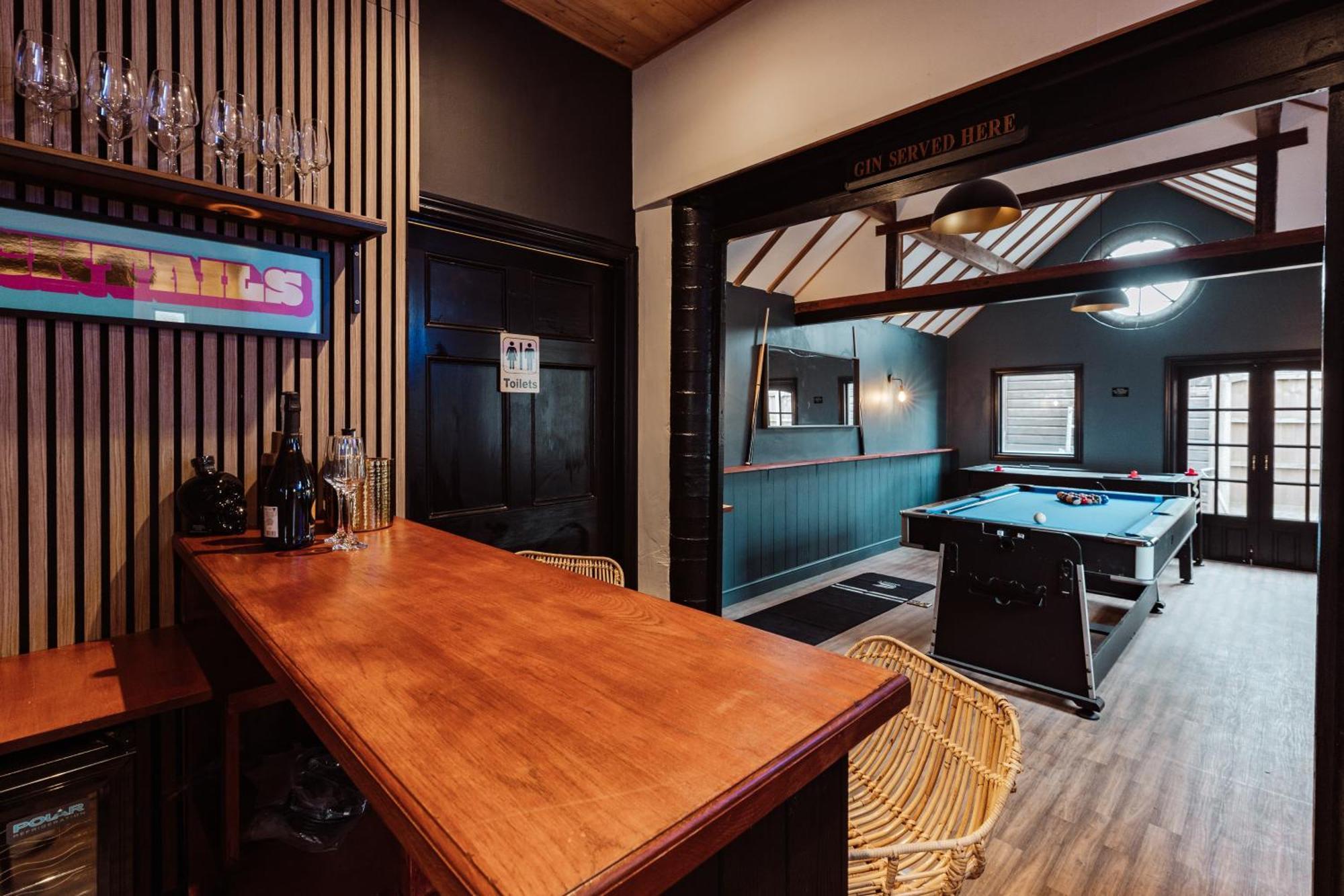 House With A Cinema And Games Room, Sleeps 17 什鲁斯伯里 外观 照片