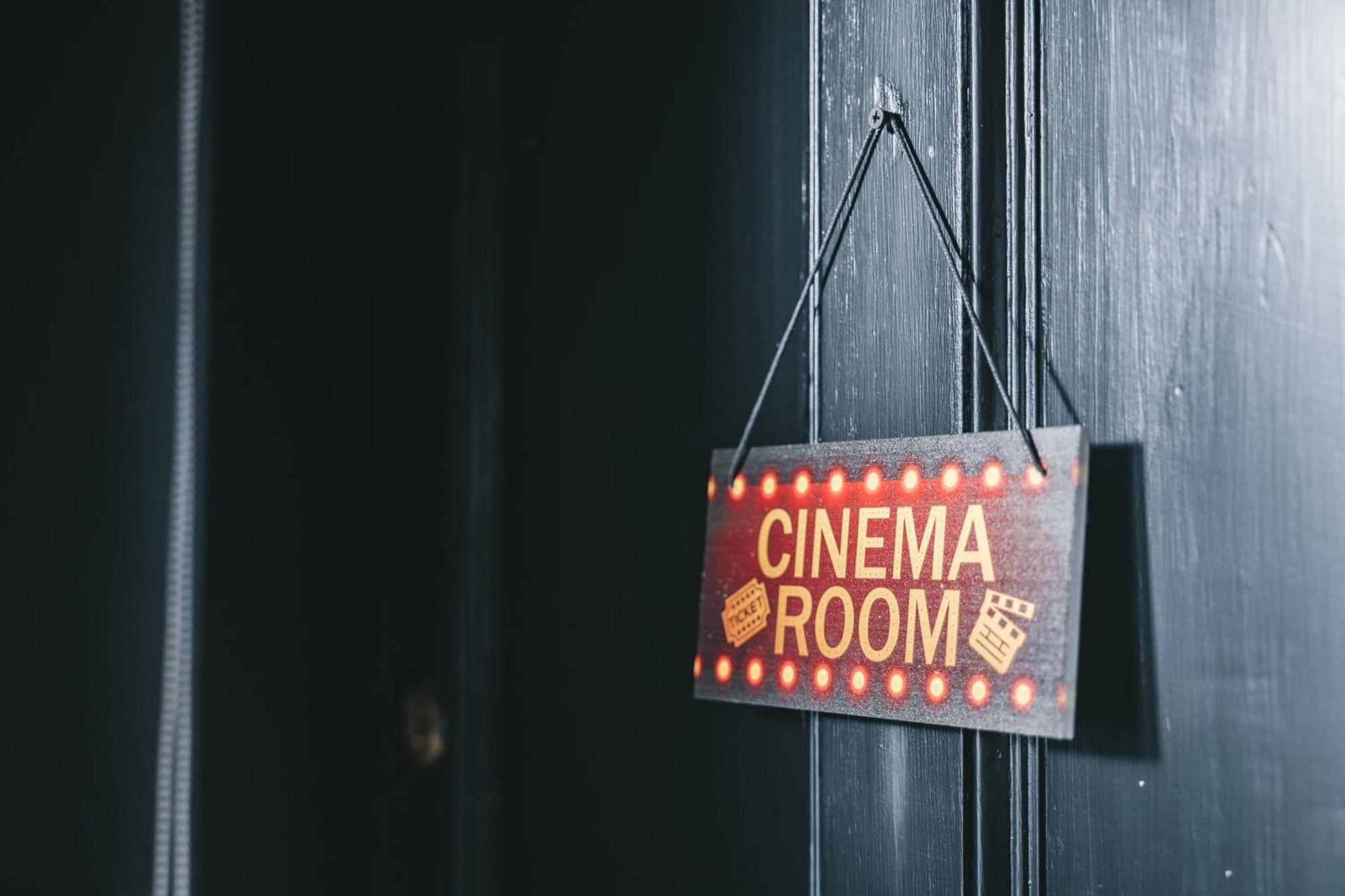 House With A Cinema And Games Room, Sleeps 17 什鲁斯伯里 外观 照片