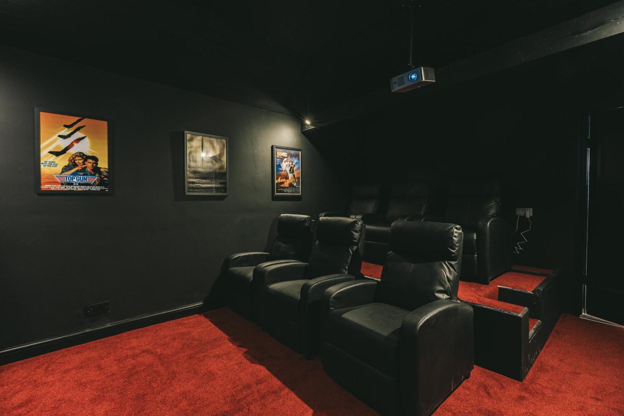 House With A Cinema And Games Room, Sleeps 17 什鲁斯伯里 外观 照片