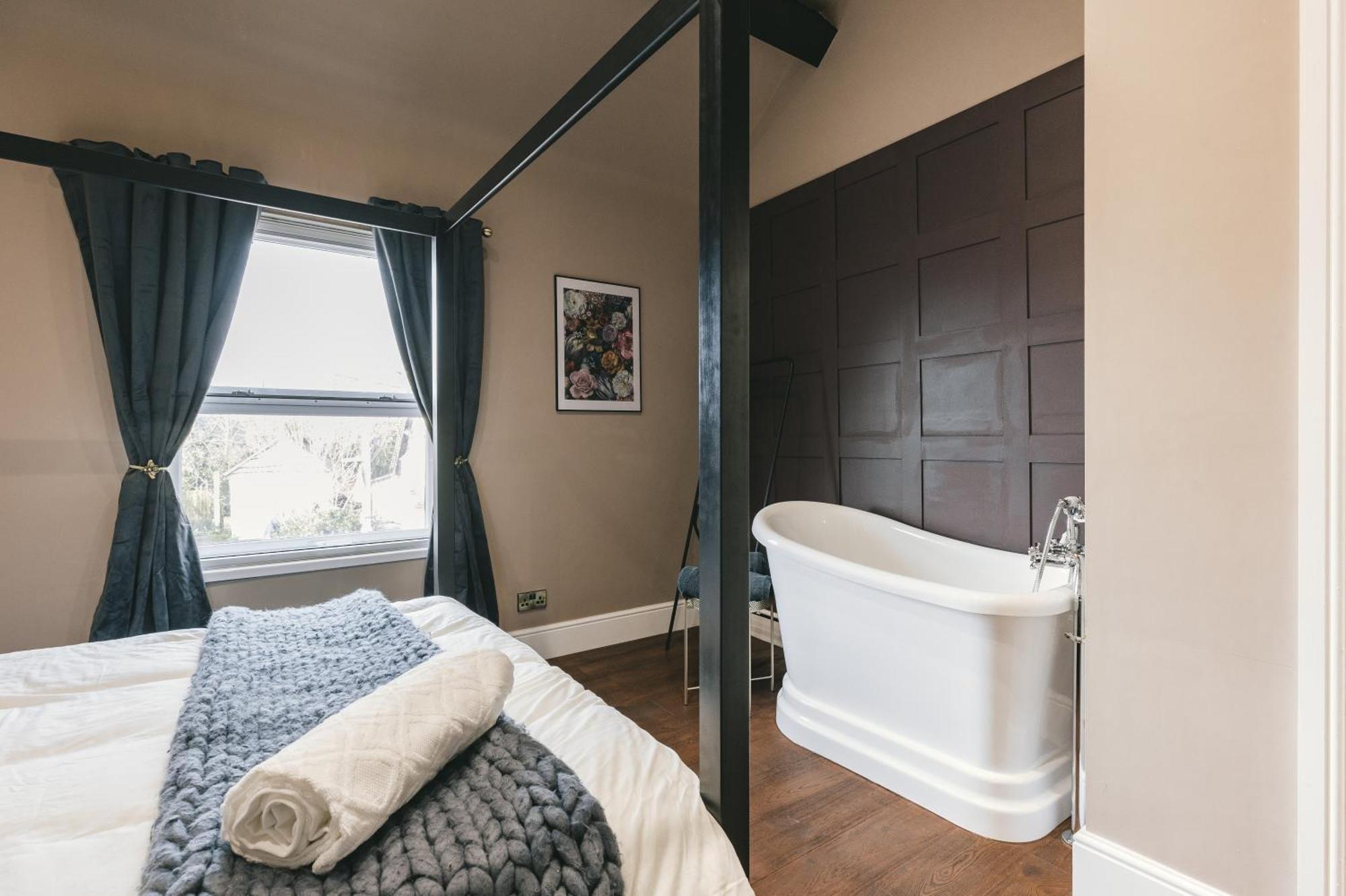House With A Cinema And Games Room, Sleeps 17 什鲁斯伯里 外观 照片