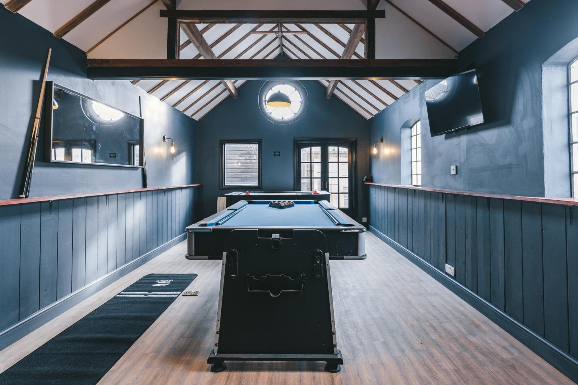 House With A Cinema And Games Room, Sleeps 17 什鲁斯伯里 外观 照片